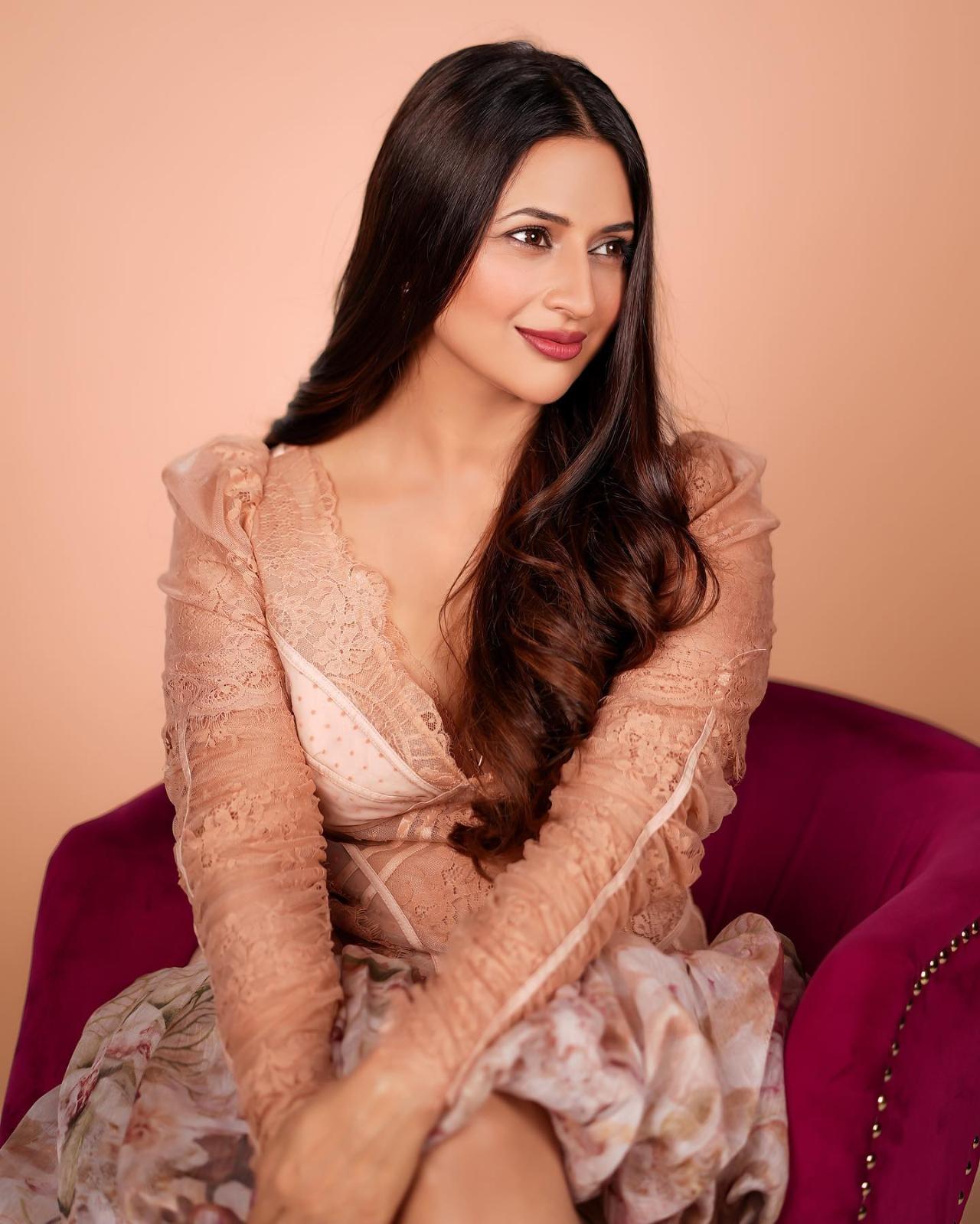 Shining in her beautiful outfit, Divyanka Tripathi showed elegance with a touch of playfulness